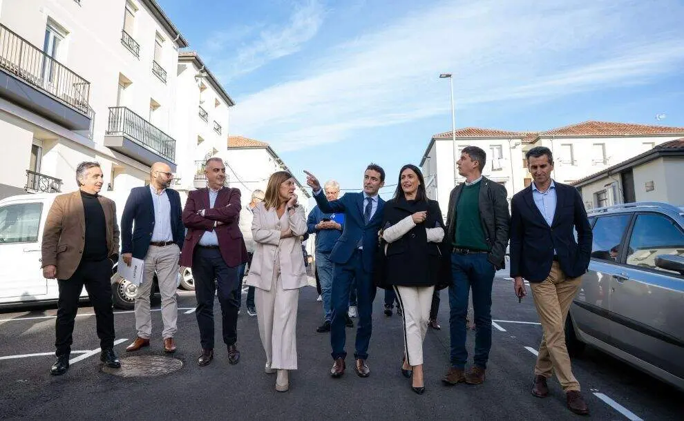 Las autoridades políticas en la inauguración del barrio de Santander.