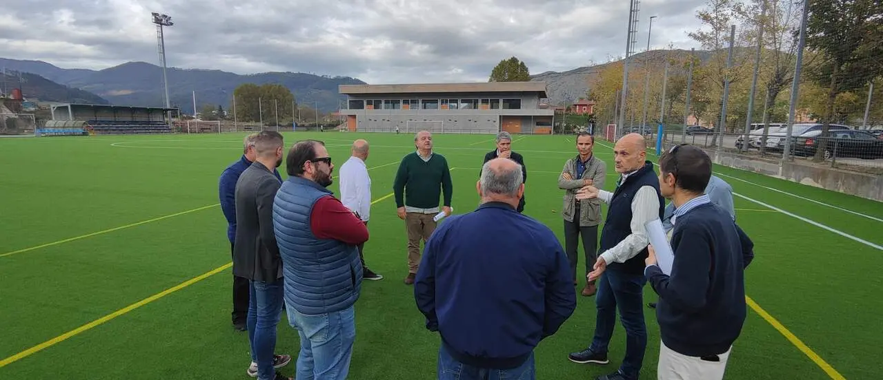 Las autoridades políticas y deportivas en el campo de fútbol de Los Corrales de Buelna.