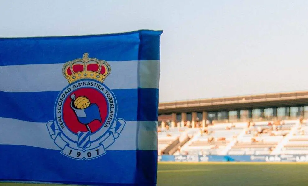 Bandera de la Gimnástica y su campo de fútbol.
