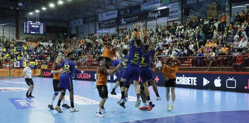 Una jugada del partido en el pabellón Vicente Trueba.