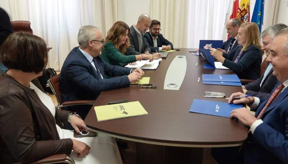Asistentes del PRC y PP para debatir la aprobación del presupuesto regional de 2026.