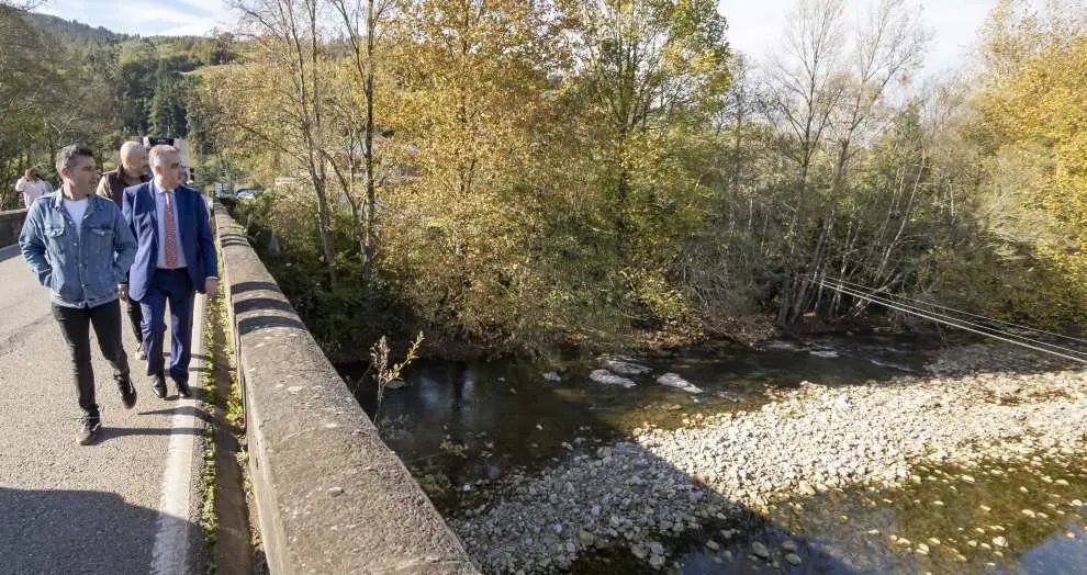 El consejero y los alcaldes comprobaron el estado del río Pas.