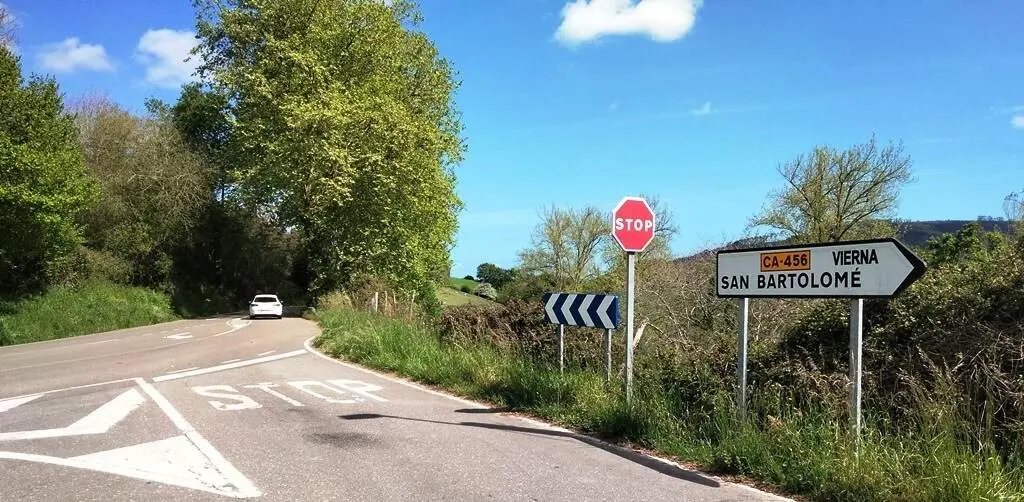 Carretera en el municipio de Meruelo. R.A.