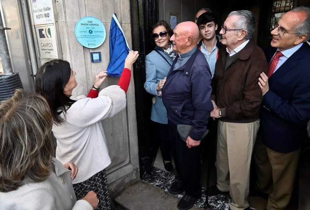 Homenaje a Simón Cabarga con el descubrimiento de la placa.