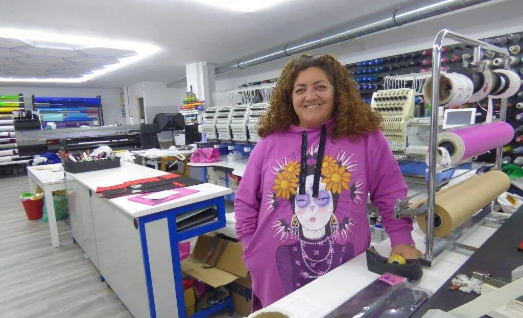 La presidenta de la Asociación Santoñesa de Comercio, Pili Abascal, en su negocio. R.A.