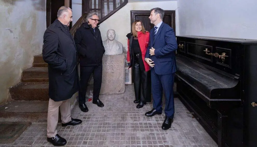 Las autoridades políticas visitan la Casa Doctor Madrazo.