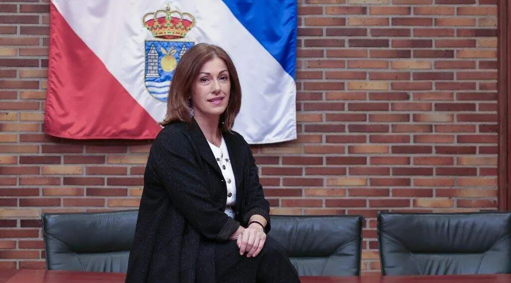 La alcaldesa de Polanco, Rosa Díaz, en el salón de Plenos.