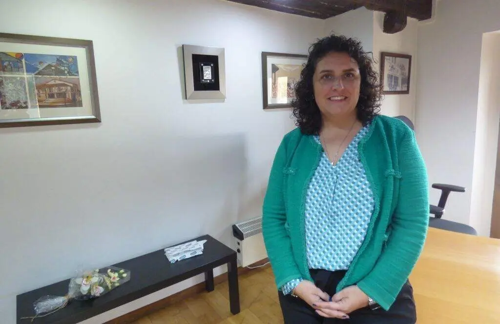 La alcaldesa de Cartes, Lorena Cueto (PSOE), en su despacho del Ayuntamiento. R.A.