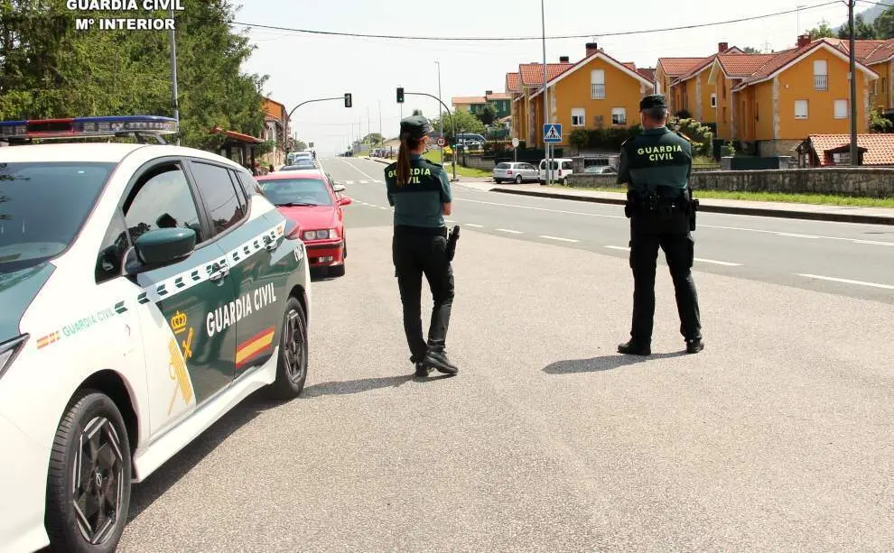 Patrulla de la Guardia Civil en Medio Cudeyo.