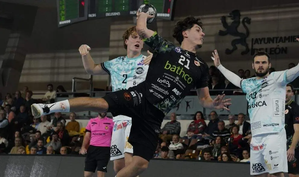 Un momento del partido en León.