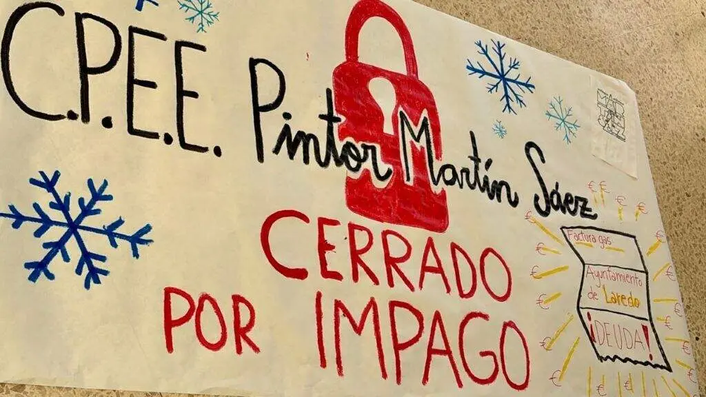Pancarta en el colegio de Laredo.