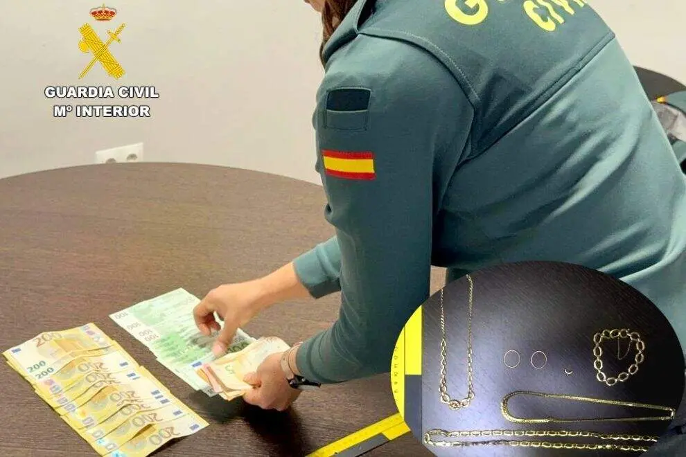 Joyas y dinero recuperado por la Guardia Civil.