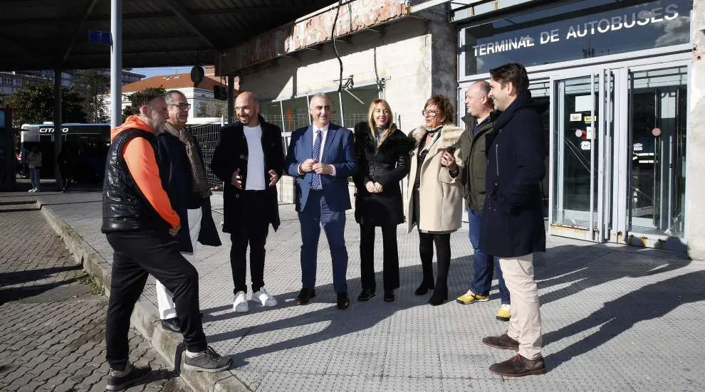 Las autoridades políticas en la terminal de autobuses de Laredo.