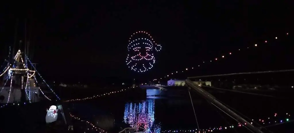 Espectáculo de drones en el puerto de Santoña el año pasado. R.A.