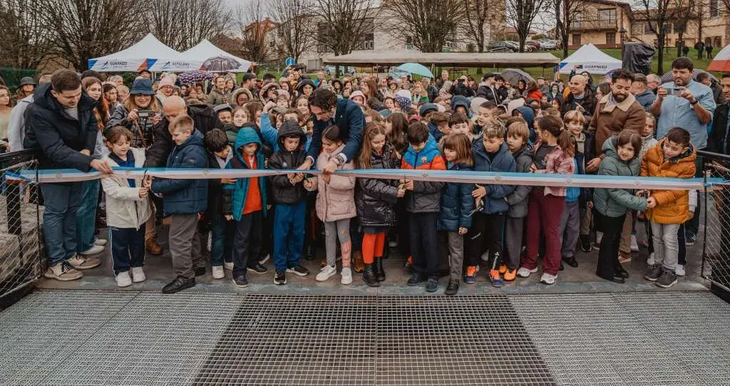 Un momento de la inauguraci&oacute;n del cargadero por los asistentes.
