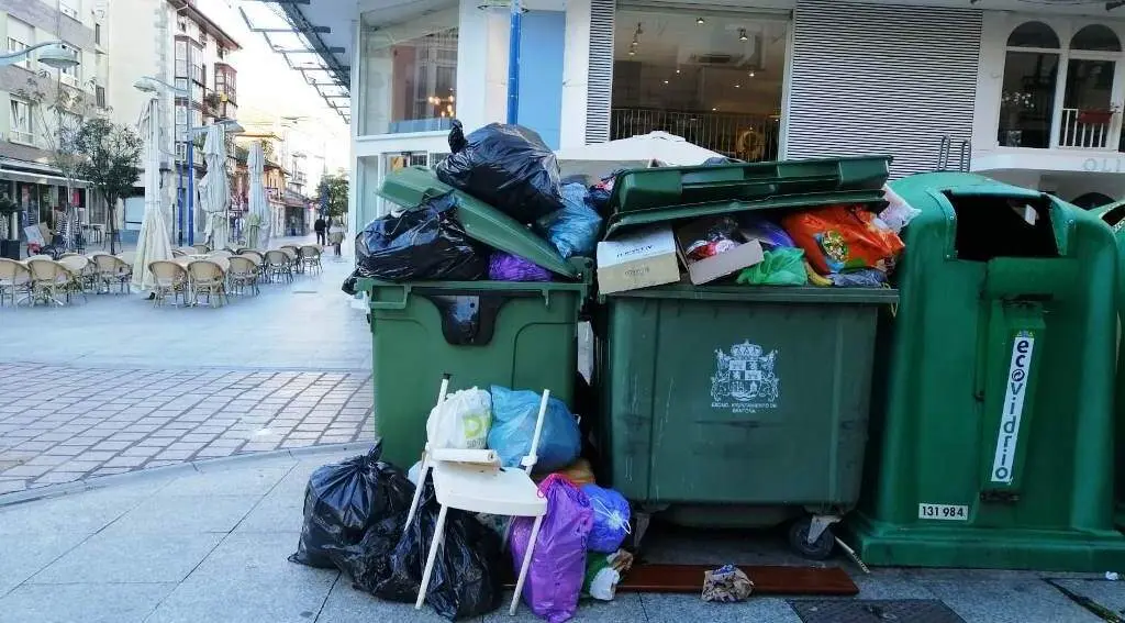 Contenedores de recogida de basura en Santo&ntilde;a. R.A.