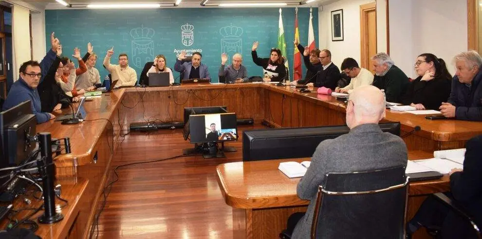 Votaci&oacute;n de los concejales en el Pleno de Pi&eacute;lagos.