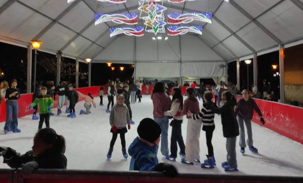 Los j&oacute;venes disfrutan en la pista de hielo de Colindres. Facebook