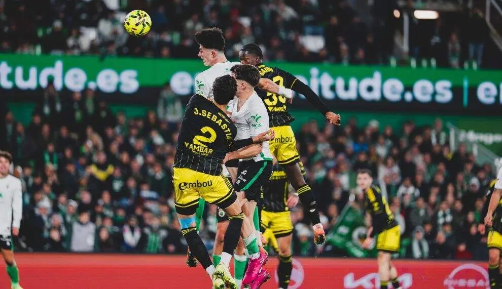 Disputa a&eacute;rea del bal&oacute;n en el encuentro.