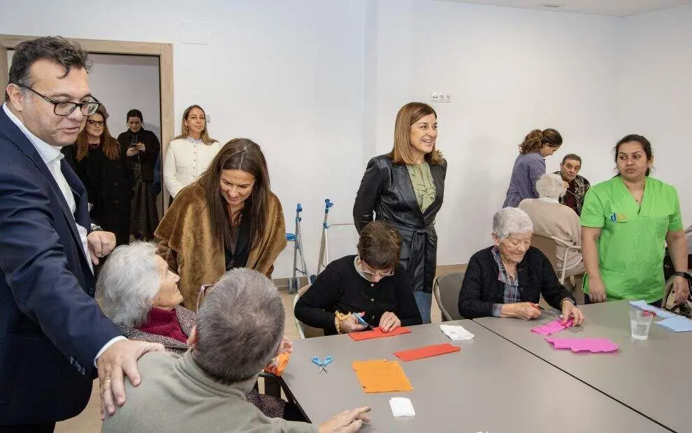 Las autoridades pol&iacute;ticas en la residencia de mayores.