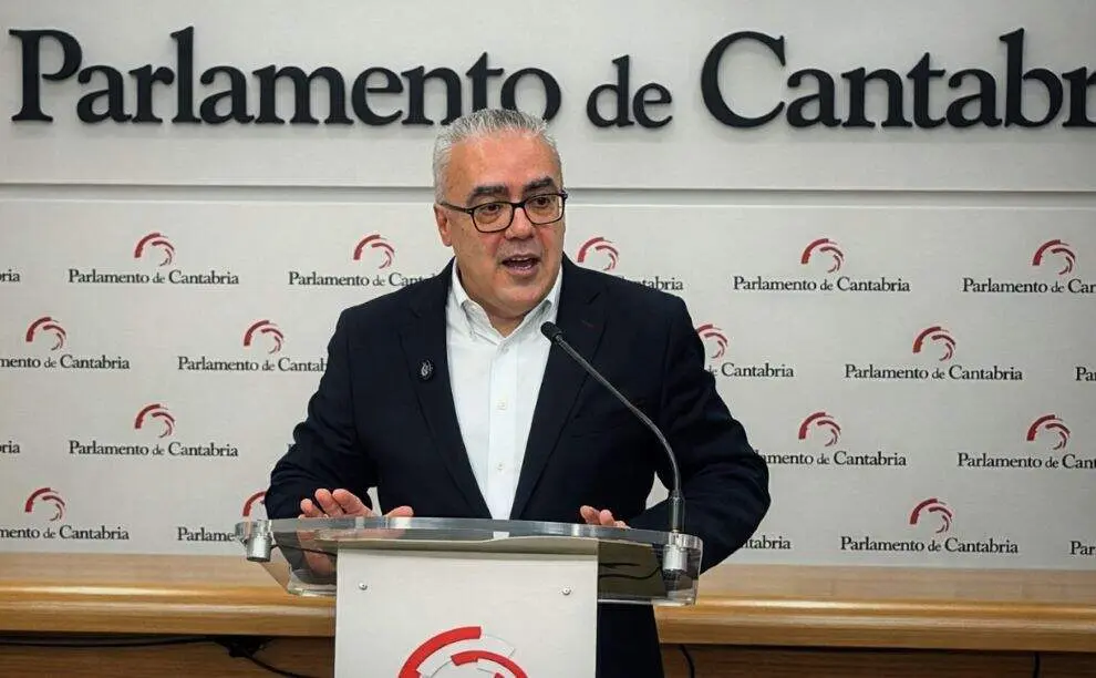 El diputado regional, Pedro Hernando, en rueda de prensa.