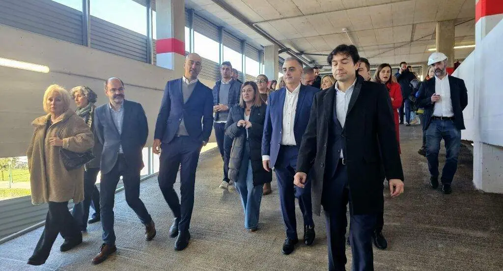 Las autoridades pol&iacute;ticas en la inauguraci&oacute;n.