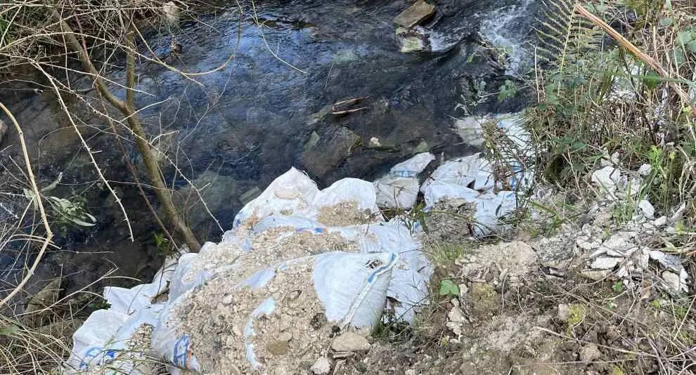 Escombros en el r&iacute;o Tabernilla.