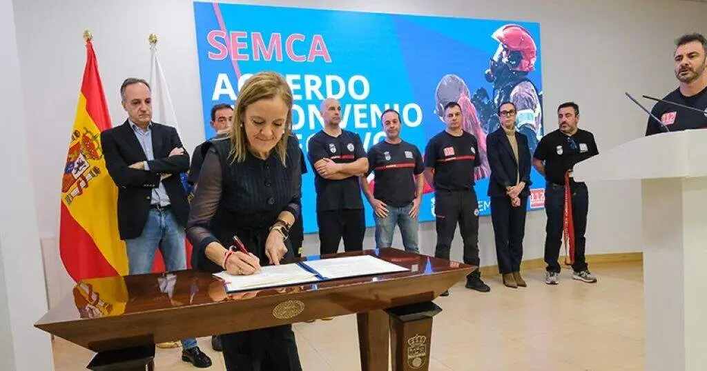 Un momento de la firma del convenio con el Semca y la Consejer&iacute;a de Presidencia.
