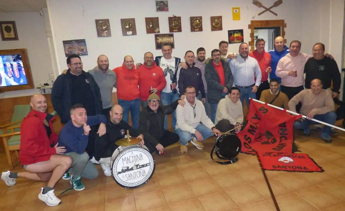 Los Maky's antes de un ensayo en su sede. R.A.