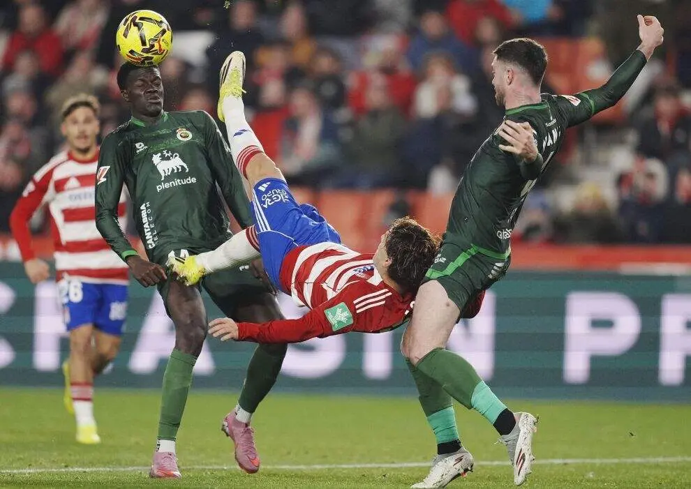 El Racing sigue sin ganar en el campo del Granada.