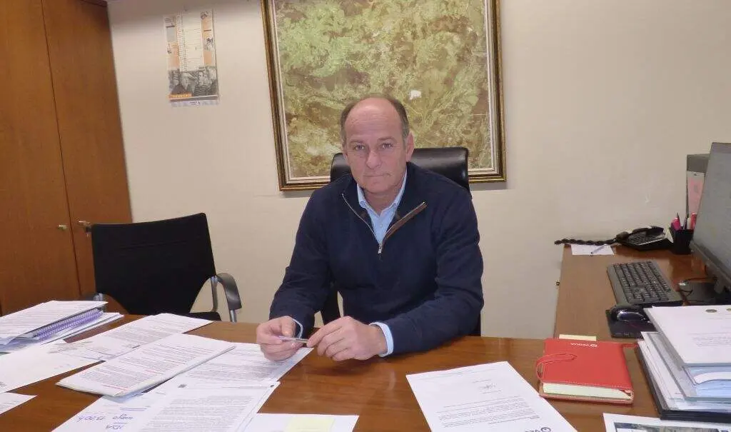 El alcalde de Voto, Santiago del Campo (PP), en su despacho. R.A.