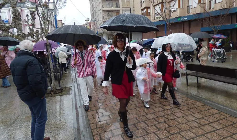 Grupos en el desfile por la calle Cervantes. R.A.