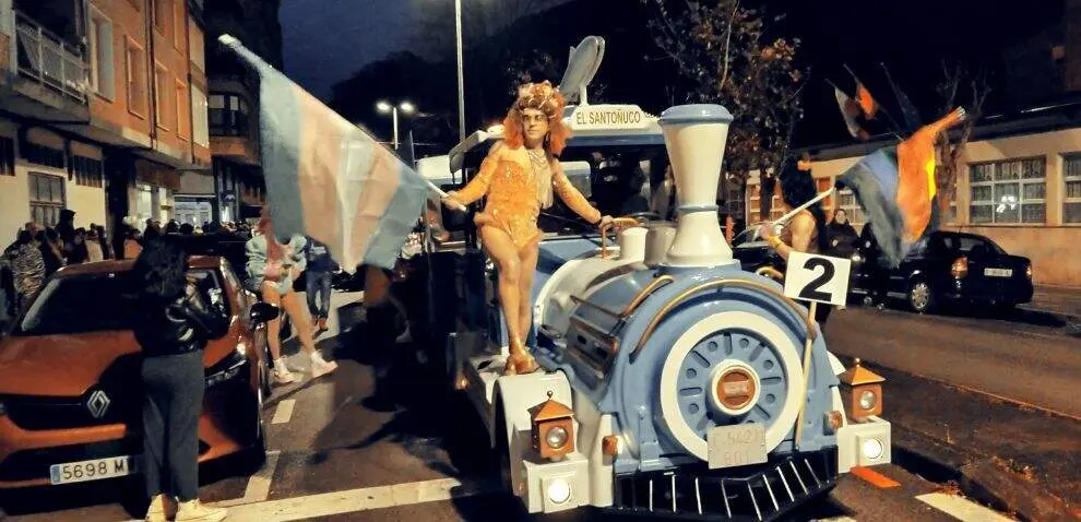 'Los Amigos de Chechu' en el tren tur&iacute;stico. R.A.