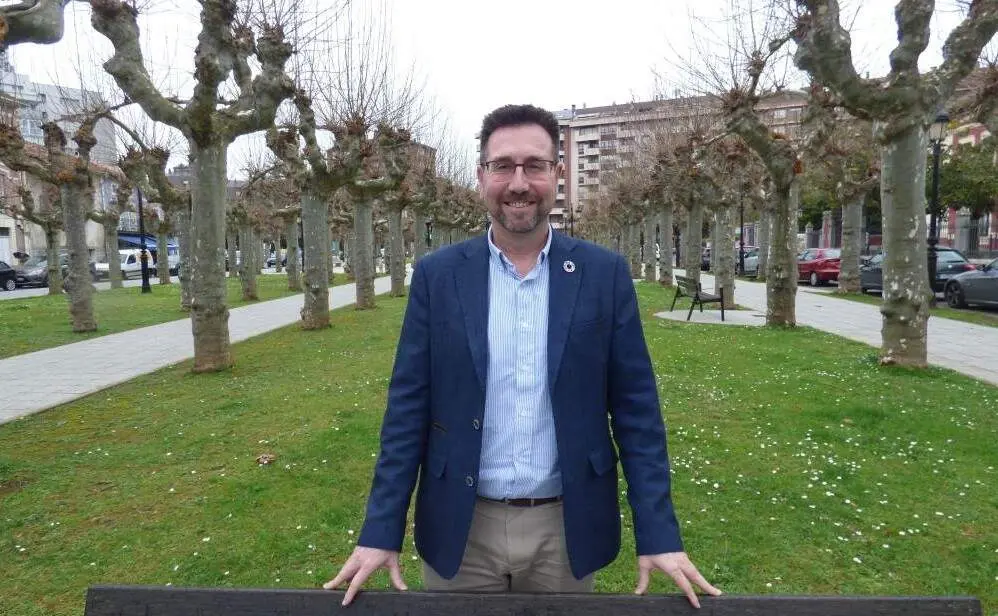 El alcalde de Colindres, Javier Incera, en La Alameda. R.A.