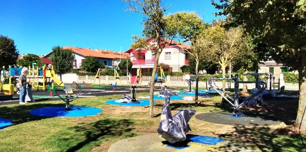 Parque infantil y de mayores en Santo&ntilde;a. R.A.