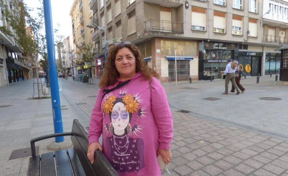 La presidenta de Asanco, PIli Abascal, junto a la Plaza de San Antonio. R.A.