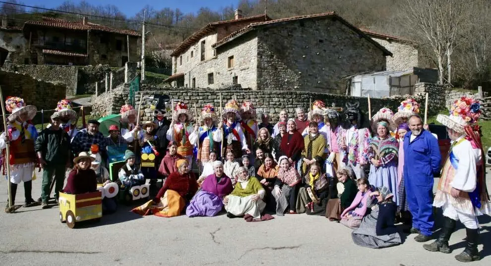 Participantes en la Mascarada de Polaciones.