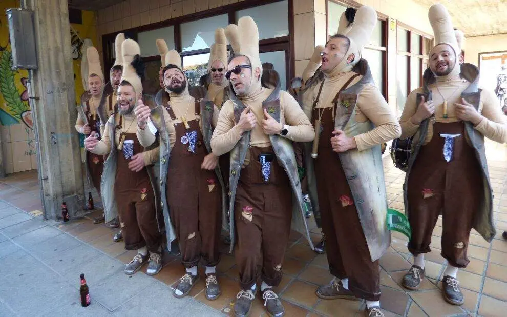 La murga callejera cantando por las calles. R.A.