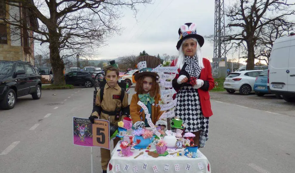Ni&ntilde;os y adultos participaron en el desfile. R.A.