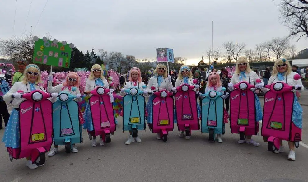 Grupo de motos vespa. R.A.