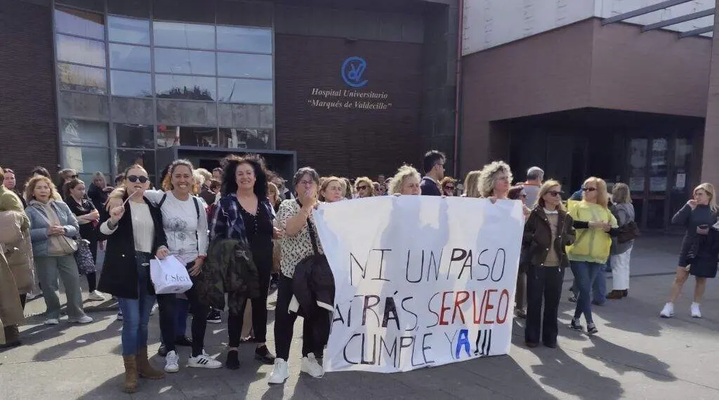 Concentraci&oacute;n de protesta de Serveo en Valdecilla.