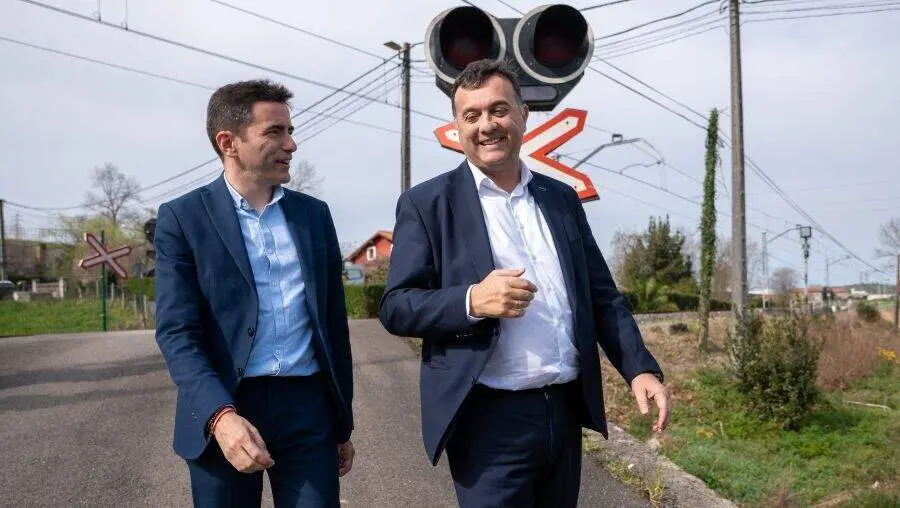 Las autoridades pol&iacute;ticas visitan el paso a nivel de Orejo.