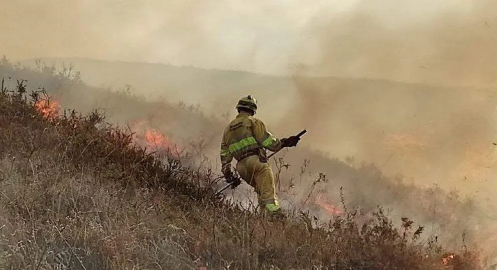 Bombero forestal en un incendio.