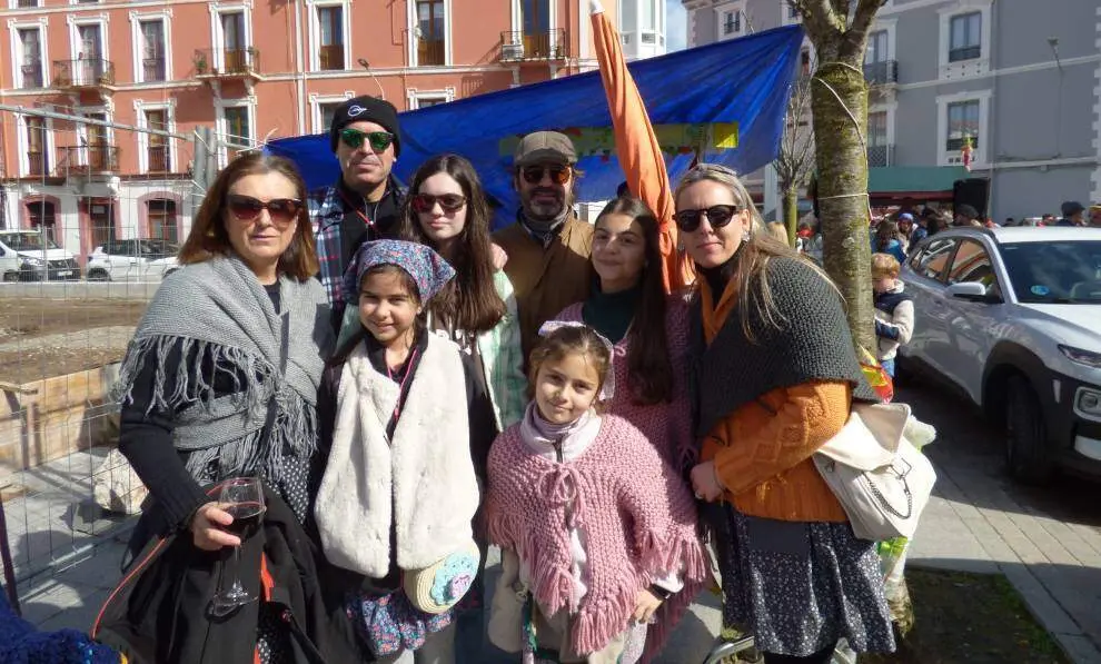 Grupos de amigos en el D&iacute;a del Aldeano. R.A.