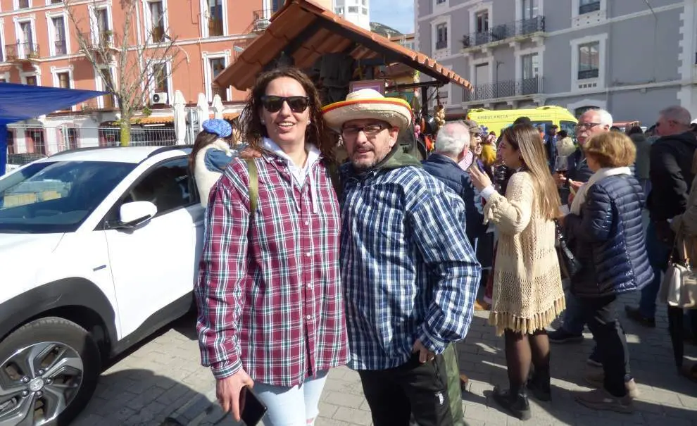 Pareja en el D&iacute;a del Aldeano. R.A.