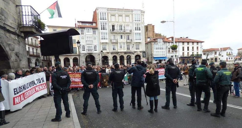Concentraci&oacute;n junto al Ayuntamiento de Castro Urdiales. R.A.
