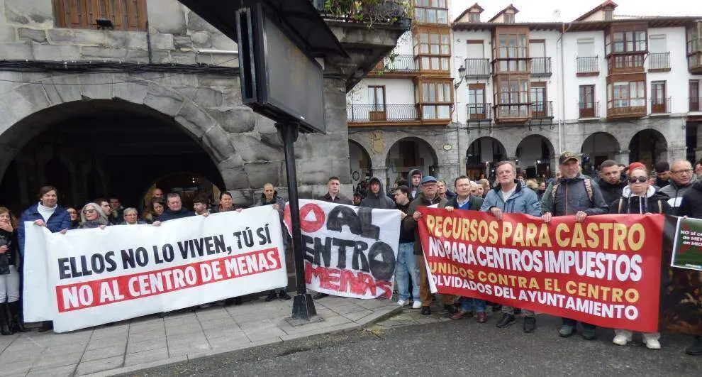 Asistentes a la concentraci&oacute;n junto a la Casa Consistorial. R.A.
