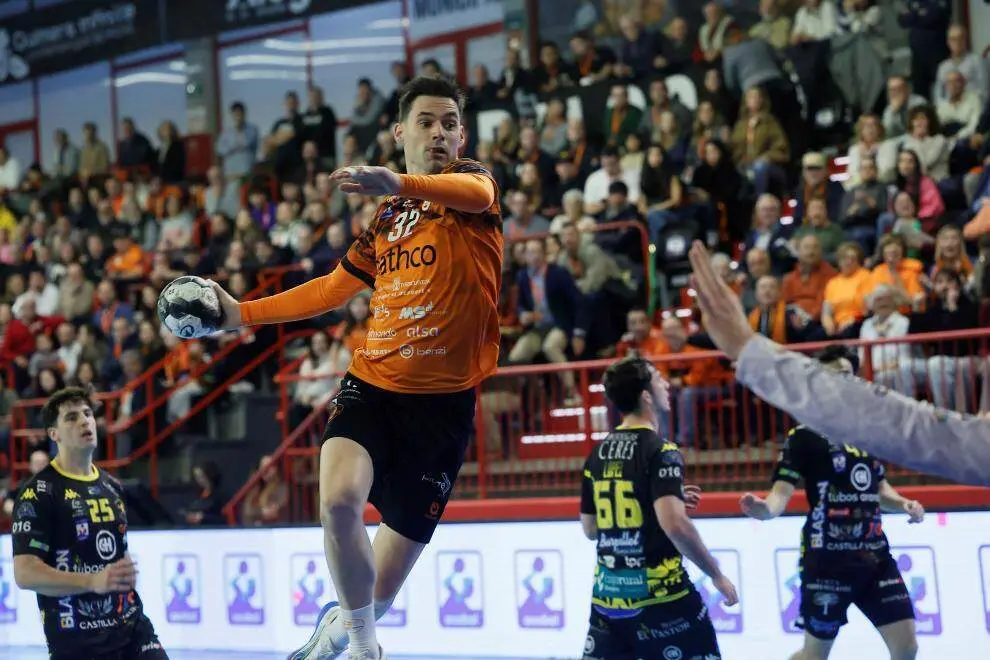 Un momento del encuentro del Bathco BM Torrelavega.