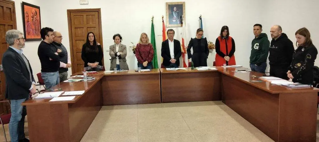 Minuto de silencio en el Pleno de Santa Mar&iacute;a de Cay&oacute;n. R.A.