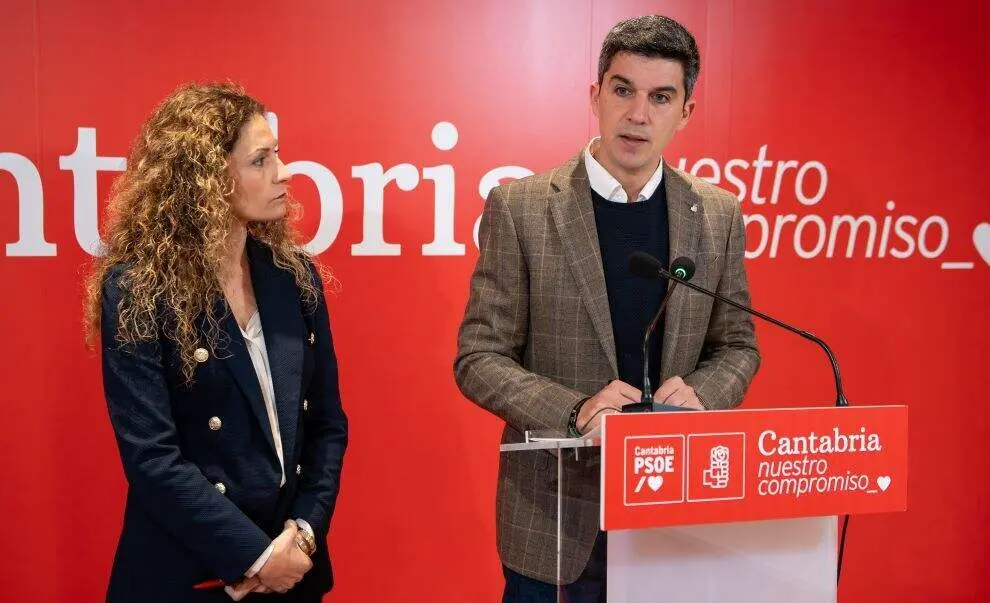 Daniel Fern&aacute;ndez y Aihona Qui&ntilde;on&eacute;s en rueda de prensa.